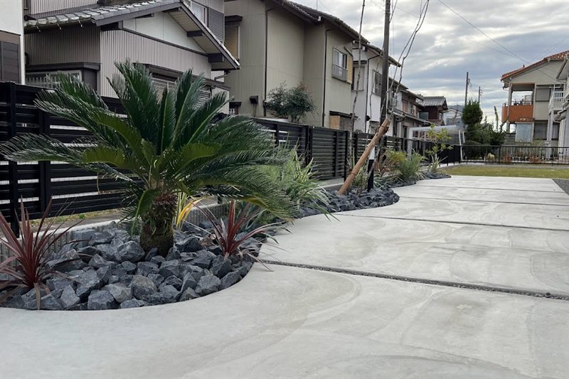 華水苑様 施工事例：化粧砂利と植栽によるアプローチ
